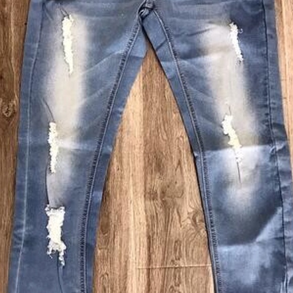 ✨2 LEFT✨Light wash skinny distressed jeans - Picture 4 of 8